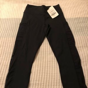 Fabletics mila pocket Capri black mesh small
